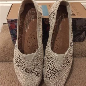 NEW IN BOX NATURAL CROCHET SLIP ON TOMS
